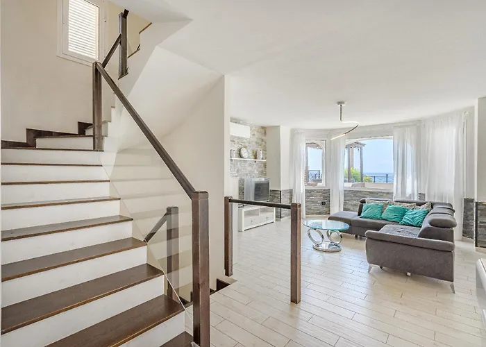 Cristianos Βίλα *