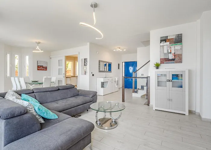 Cristianos Βίλα *